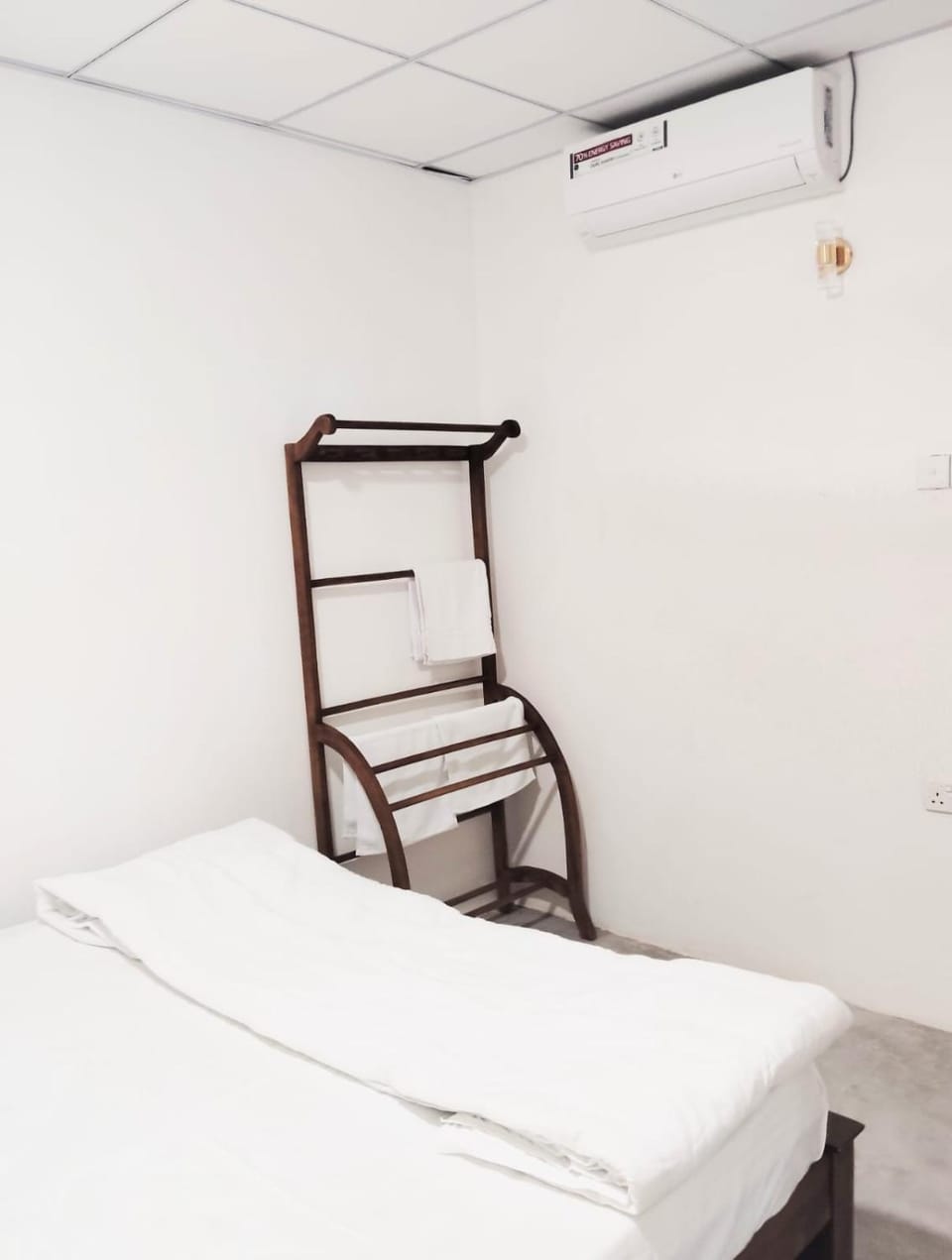 Paragone Home Stay Modern 3BR Apartment Style Home AC 5 Min to Enderamulla Station 15 Minute Train Ride to Colombo Apartment in Western Province