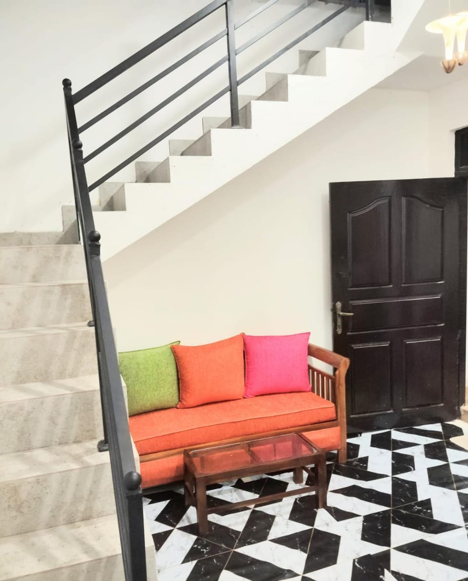 Paragone Home Stay Modern 3BR Apartment Style Home AC 5 Min to Enderamulla Station 15 Minute Train Ride to Colombo Apartment in Western Province