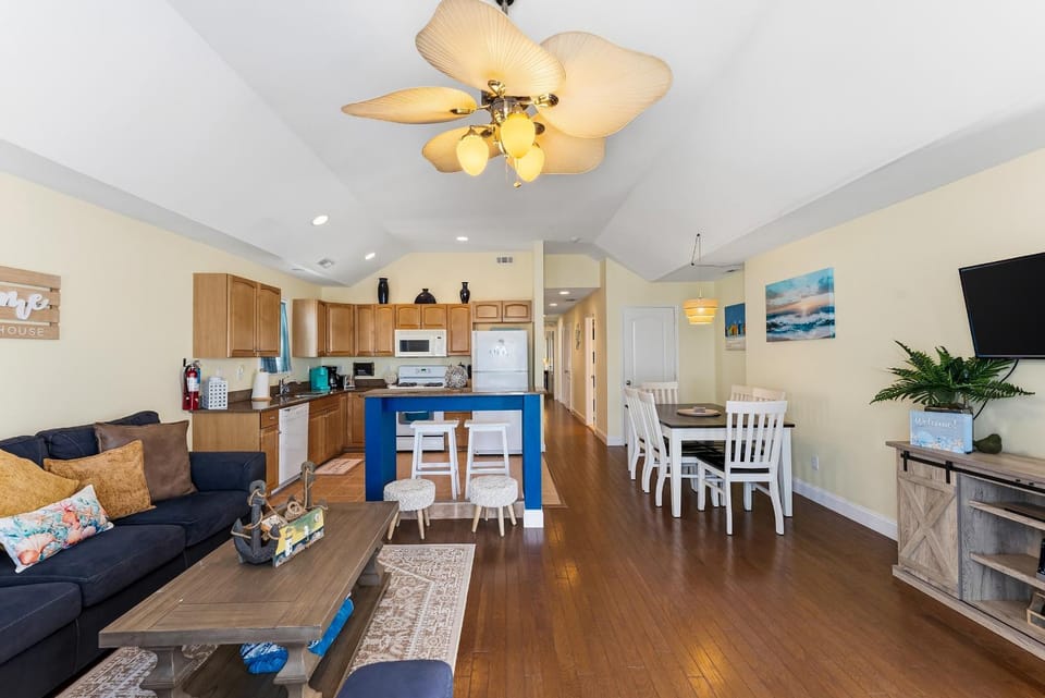 Spacious 3BR Beach Condo with Private Deck & Garage Parking Apartment in Wildwood