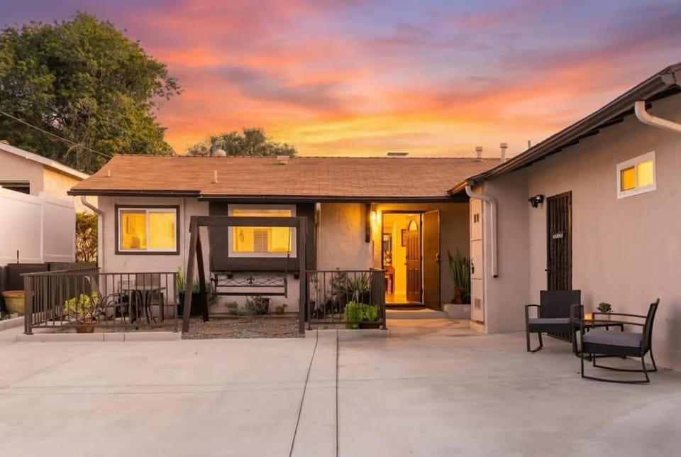 Renovated Lg Backyard w Outdoor DIning House in Lemon Grove
