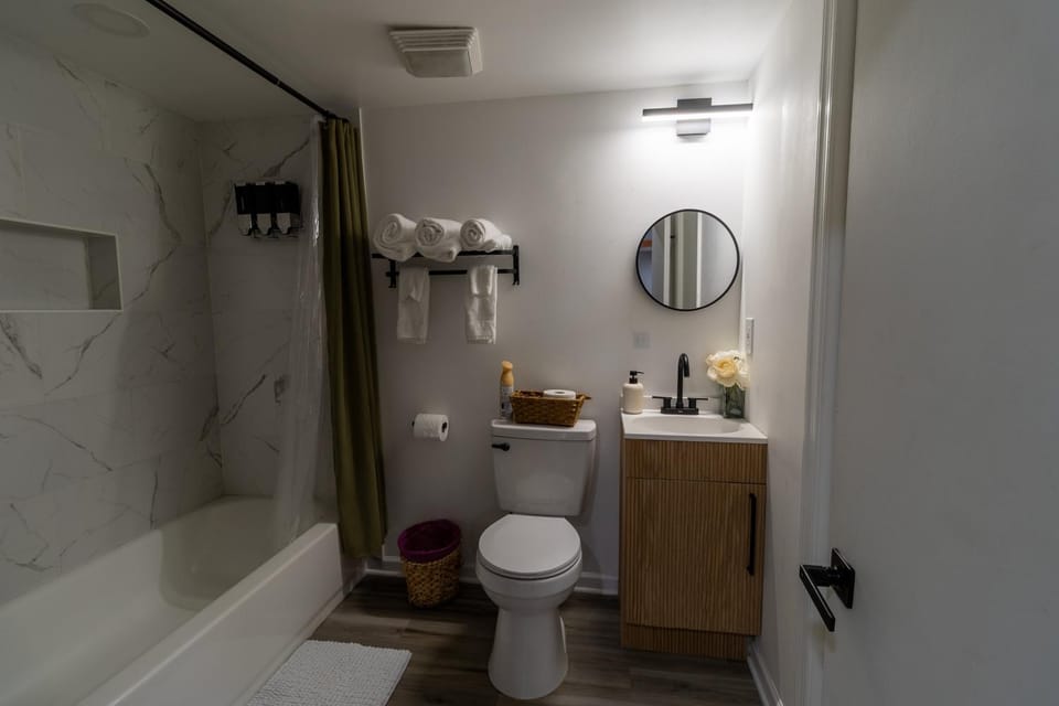 VIBES! Free Parking, Piano, King Bed House in District of Columbia