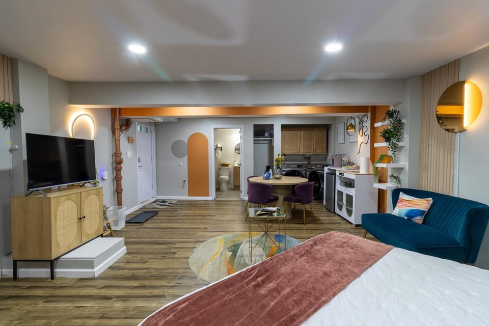 VIBES! Free Parking, Piano, King Bed House in District of Columbia