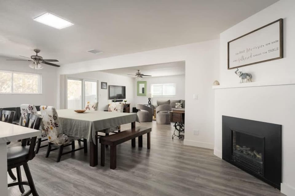Large Home Hot Tub Firepit BBQ Attached Studio House in Lemon Grove