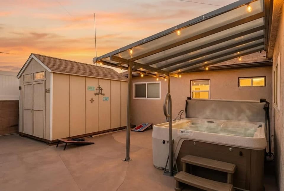 Large Home Hot Tub Firepit BBQ Attached Studio House in Lemon Grove