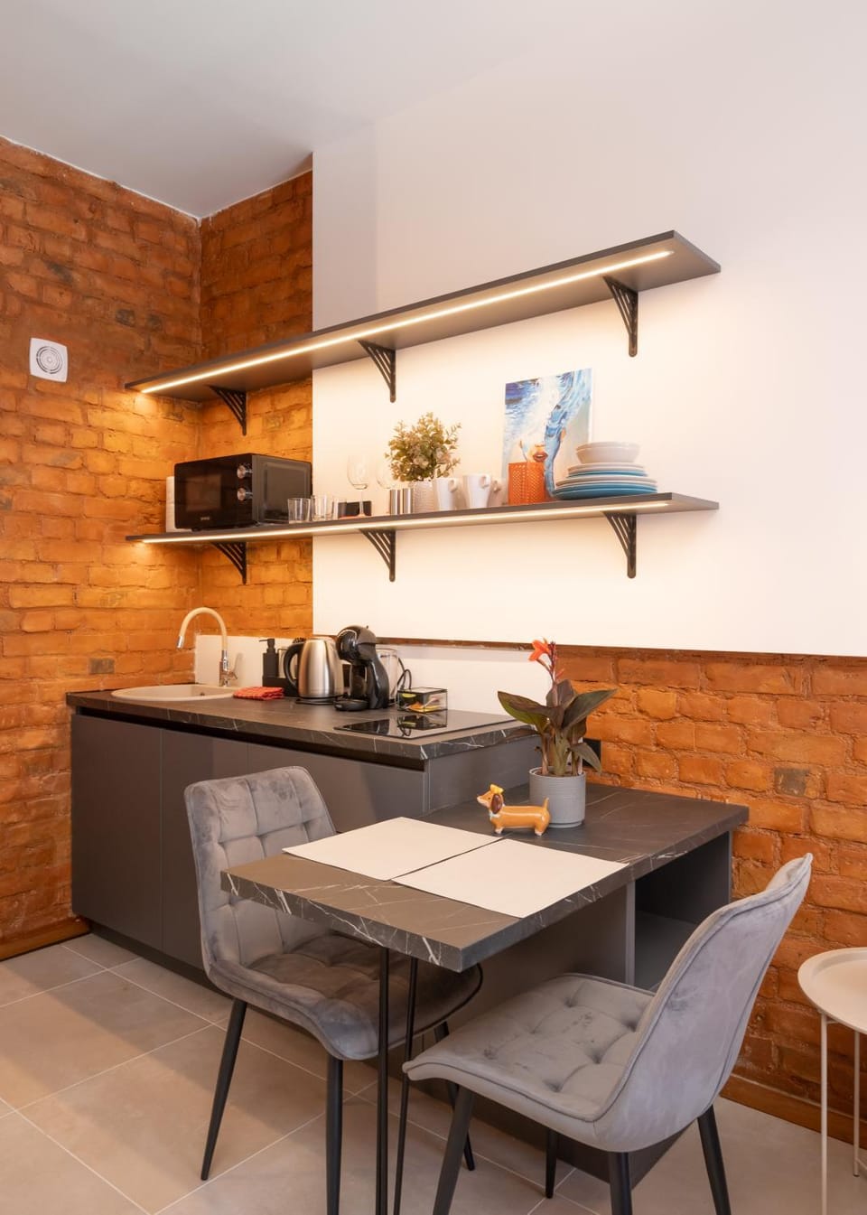Coffee/tea facilities, Kitchen or kitchenette, Living room, Seating area, Dining area
