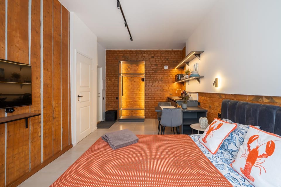 Bed, TV and multimedia, Kitchen or kitchenette, Living room, Photo of the whole room, Seating area, Bedroom, towels, wardrobe