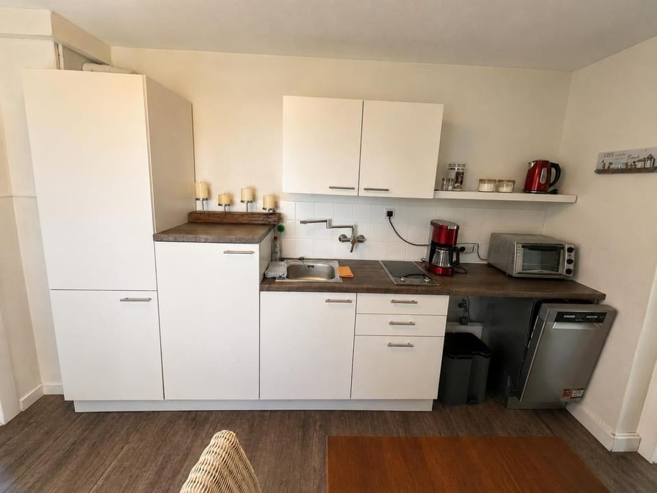 Coffee/tea facilities, Kitchen or kitchenette, dishwasher, stove, toaster