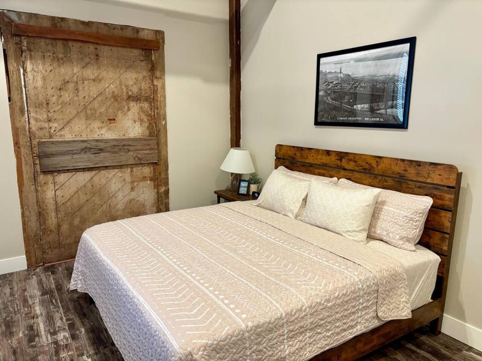 The Driftwood Den -Potter’s Mill House in Bellevue