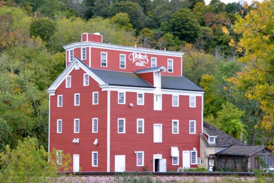 The Driftwood Den -Potter’s Mill House in Bellevue