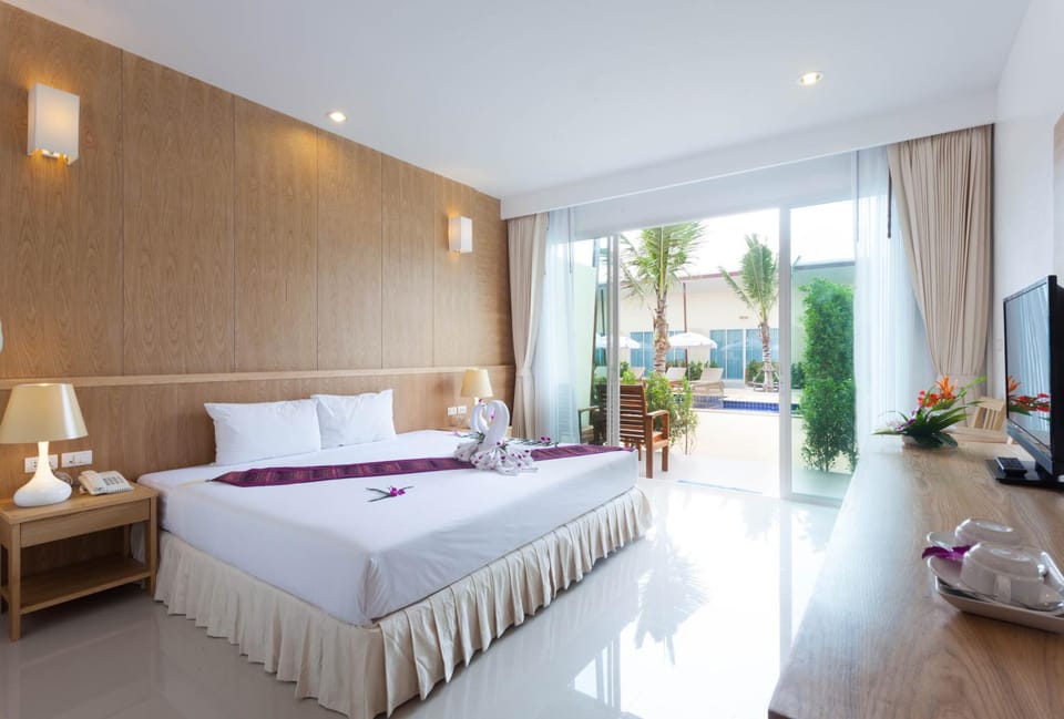 Bed, Pool view