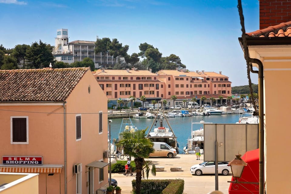 Day, Neighbourhood, City view, Sea view, Street view, Location