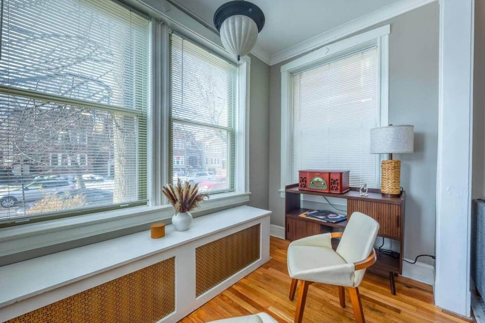 Modern 2BR Avondale with Free Parking Near CTA Apartment in Chicago
