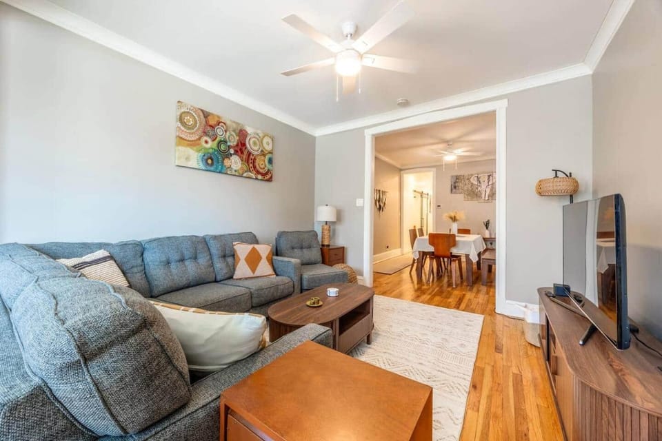 Modern 2BR Avondale with Free Parking Near CTA Apartment in Chicago