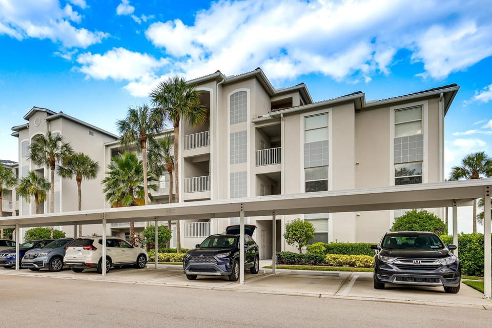 Golf + Poolside Days! Extended Fort Myers Escape House in Fort Myers