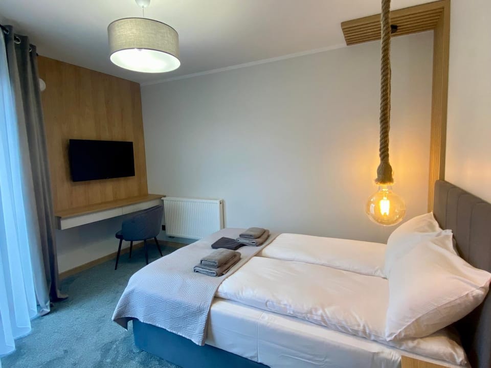 Bed, TV and multimedia, Photo of the whole room, Bedroom, towels