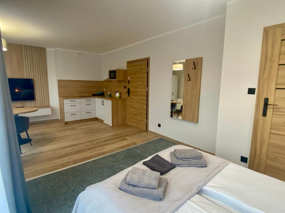 Bed, TV and multimedia, Kitchen or kitchenette, Photo of the whole room, Bedroom, towels, wardrobe