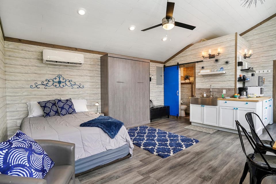 Bed, Bathroom, Kitchen or kitchenette, Living room, Photo of the whole room