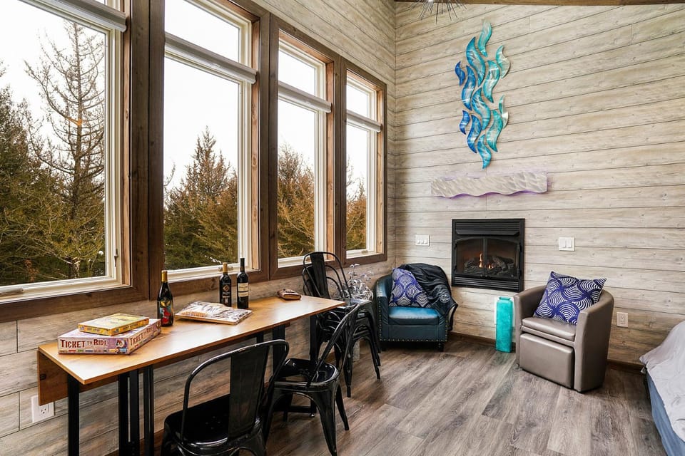 View (from property/room), Seating area, Dining area, fireplace