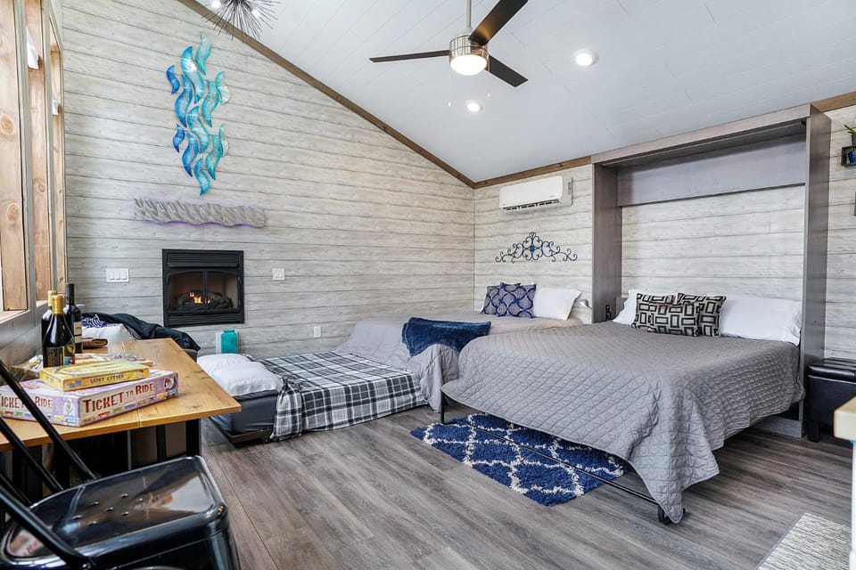 Bed, Living room, fireplace