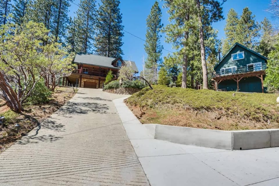 2 Cabins Sleeps 17 Ping Pong Gas Fire Pit & BBQ Cabin in Arnold