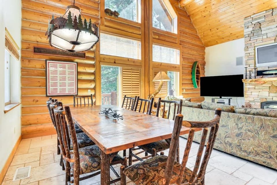 2 Cabins Sleeps 17 Ping Pong Gas Fire Pit & BBQ Cabin in Arnold