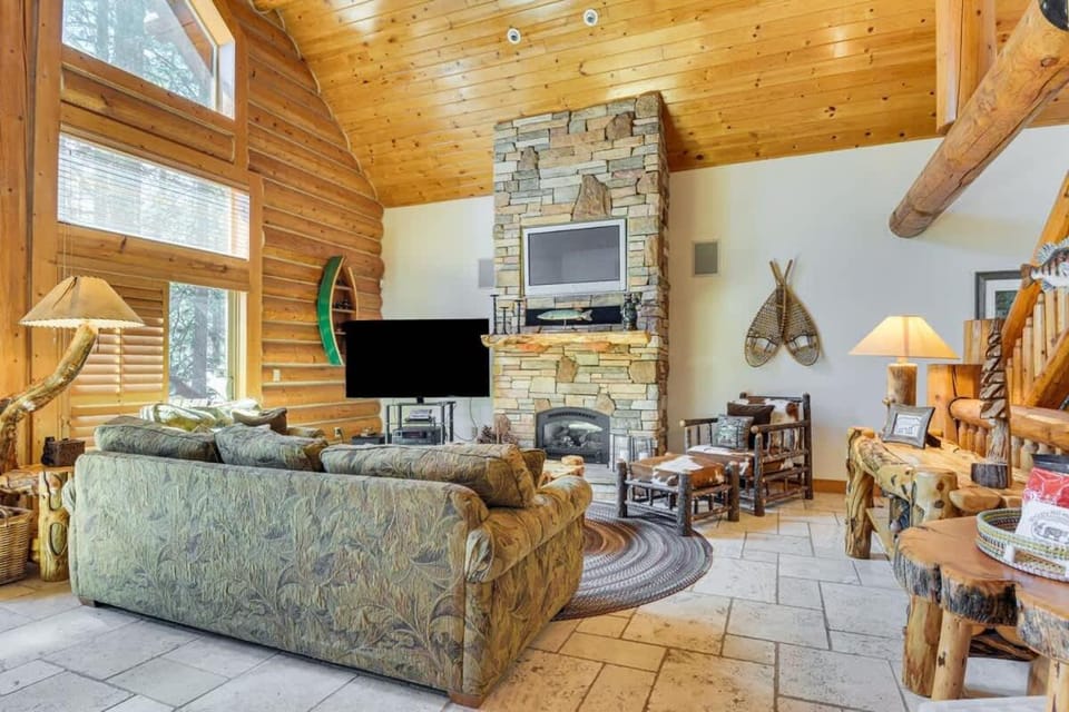 2 Cabins Sleeps 17 Ping Pong Gas Fire Pit & BBQ Cabin in Arnold