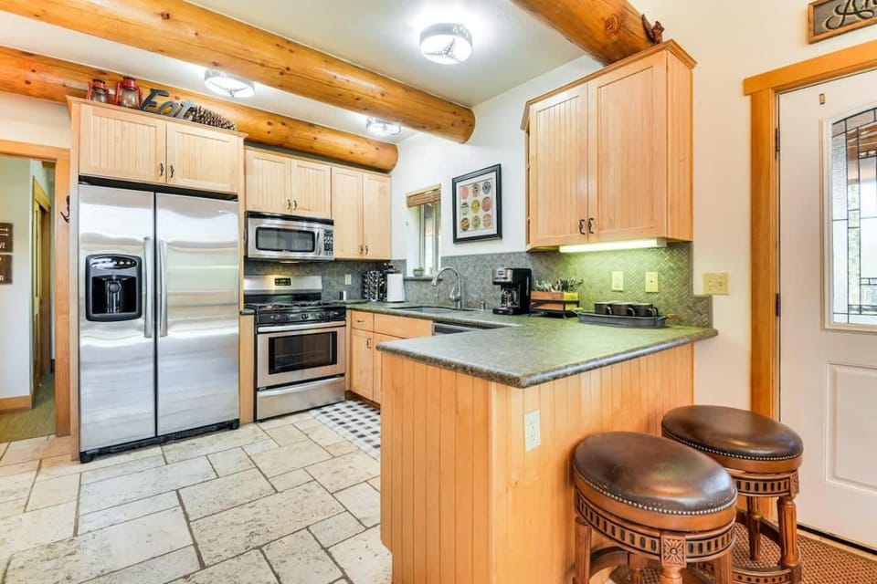 2 Cabins Sleeps 17 Ping Pong Gas Fire Pit & BBQ Cabin in Arnold