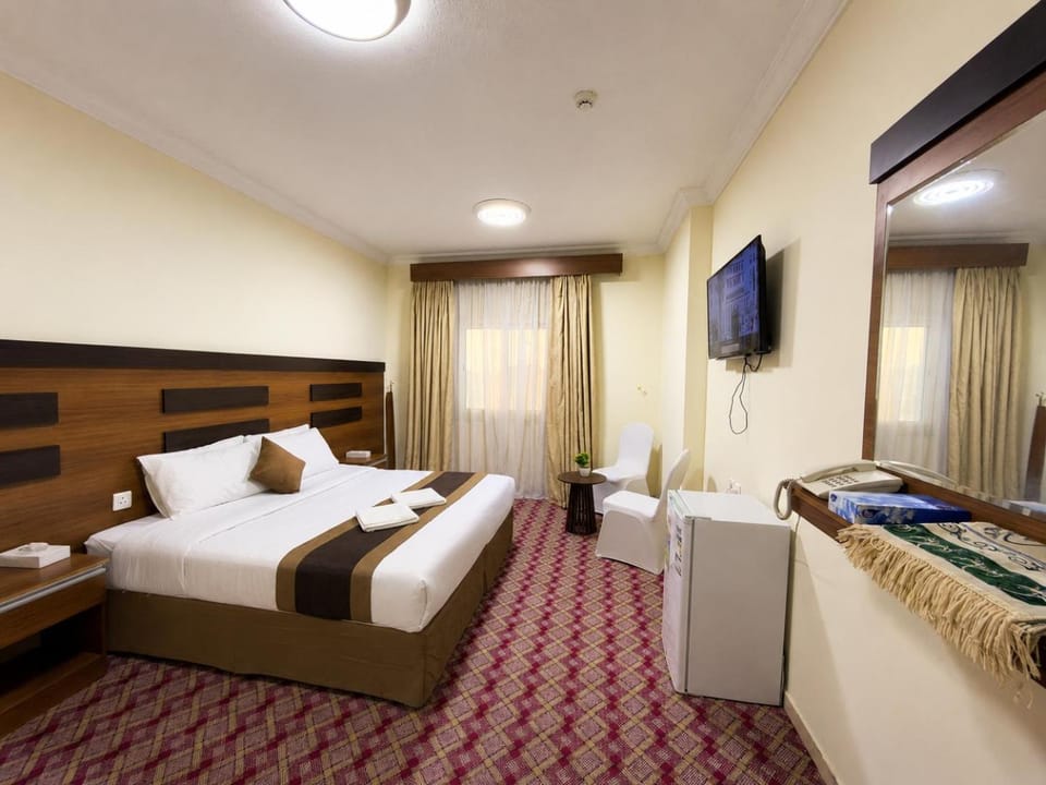 Bed, TV and multimedia, Bedroom