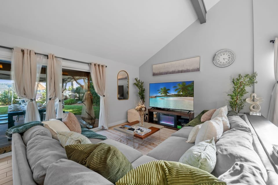 Entire Private House with Hot Tub, King Bed, Garage, Grand View, 3 Bedrooms, Available Now House in Rancho Penasquitos