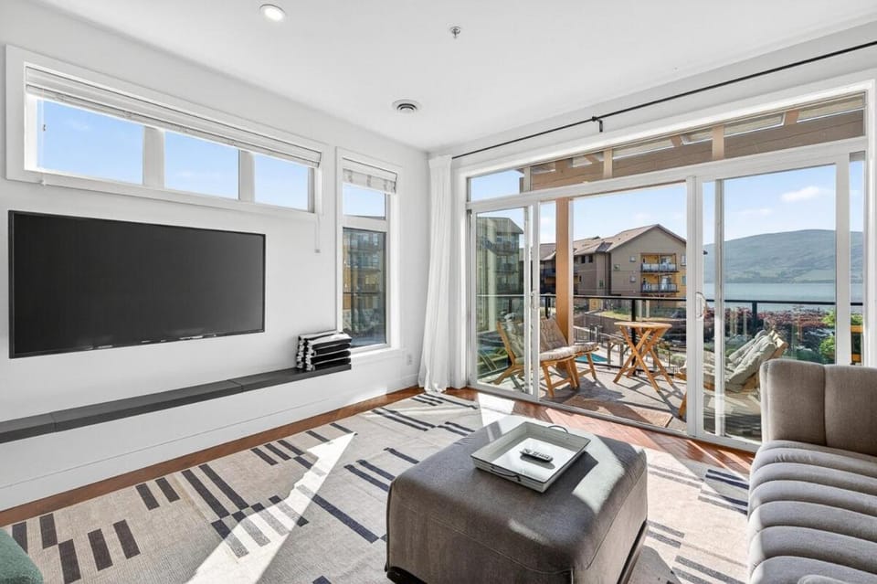 2 Bd Condo at Barona Beach Lakeside Resort 4205 Apartment in West Kelowna