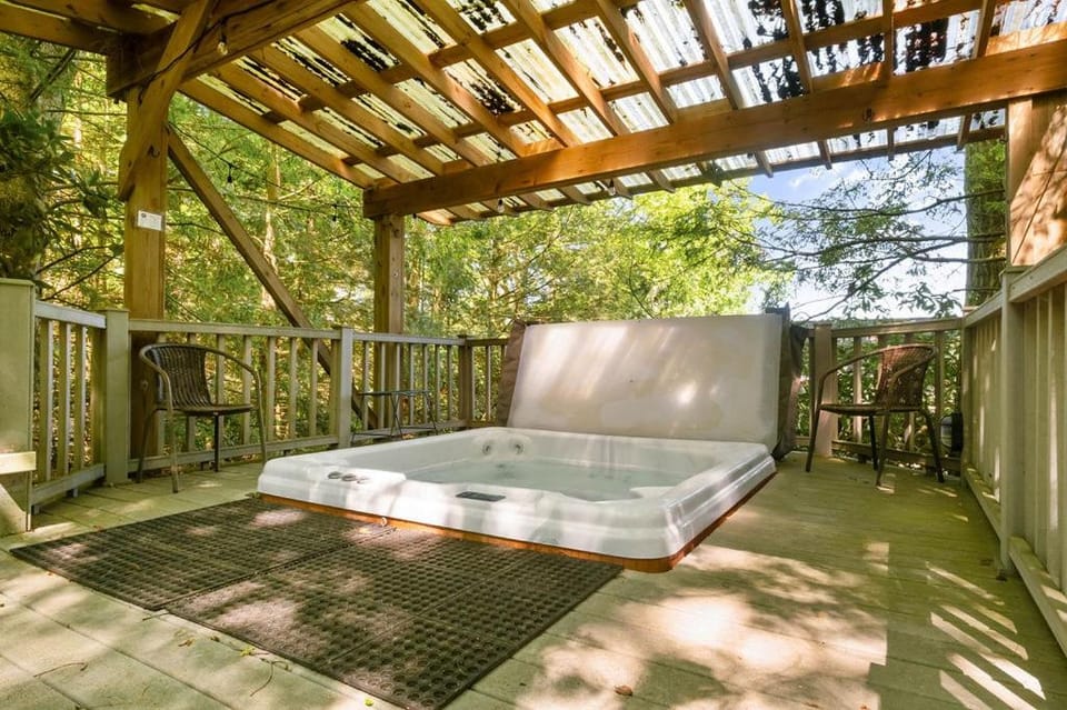 Spacious 7BR retreat with hot tub, fire pit, dock, and year-round views House in Deep Creek Lake