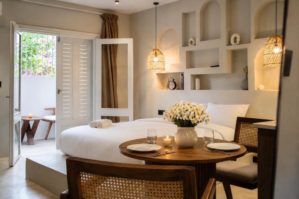 Bed, Photo of the whole room, Dining area, Bedroom