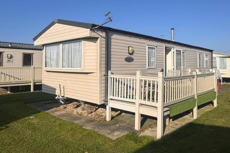 3 Bed Caravan - Sleeps 8 - Pool - Pet Friendly House in Ingoldmells