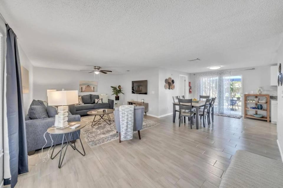 Serenity Retreat- Charming Home Near Attractions! House in Brandon
