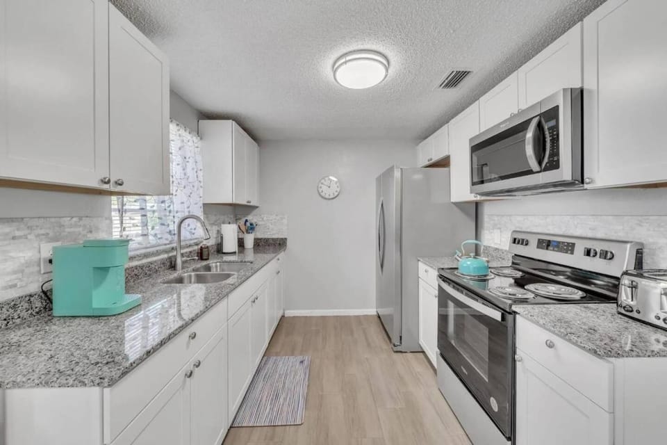 Serenity Retreat- Charming Home Near Attractions! House in Brandon