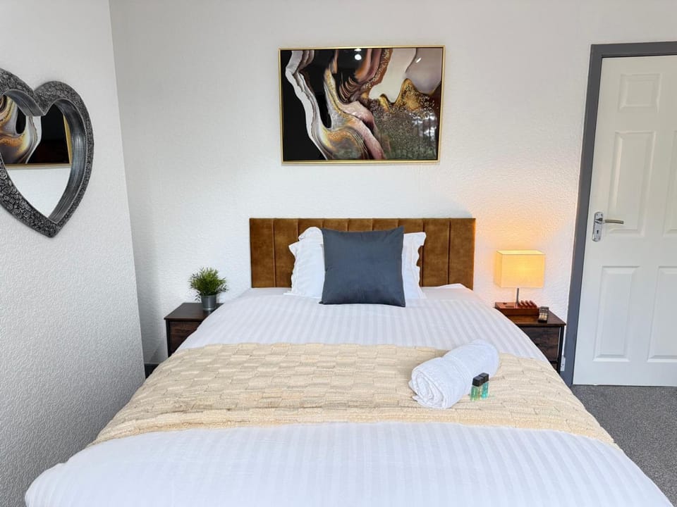 4BR Pridmore Residence, Garden & Free Parking Apartment in Coventry