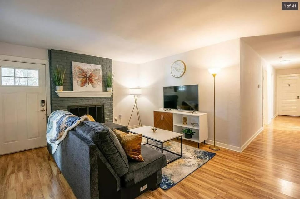 Communal lounge/ TV room, TV and multimedia, Living room, Seating area