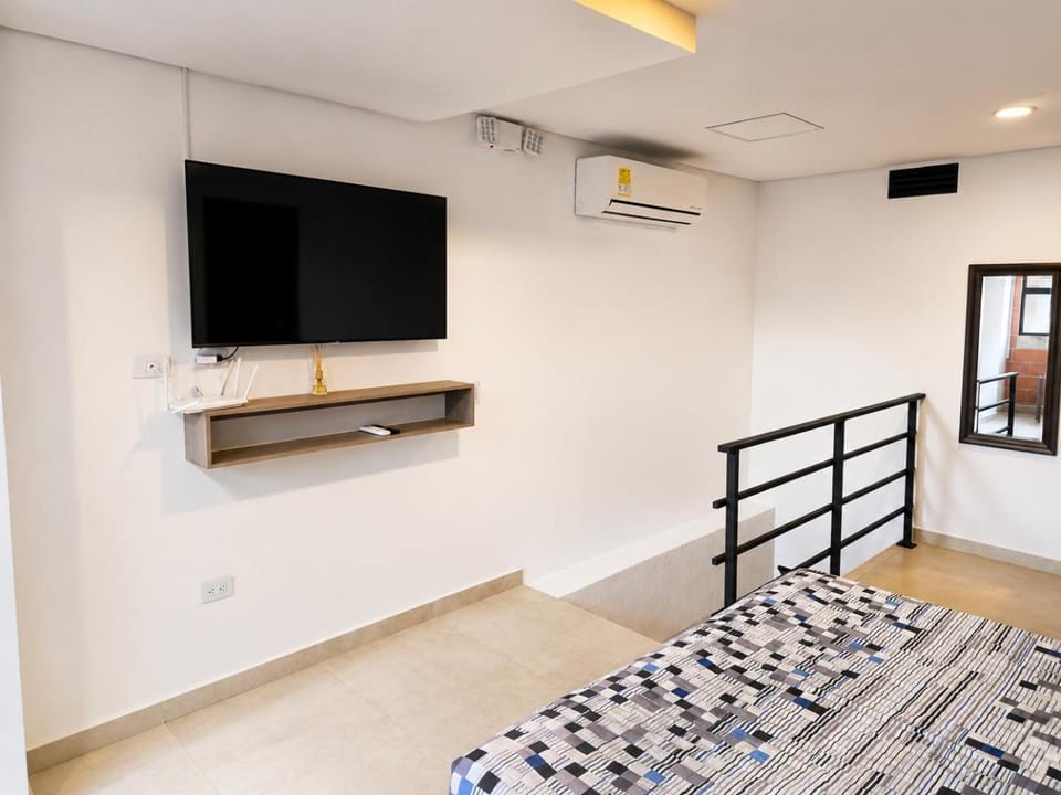 Bed, TV and multimedia, Photo of the whole room, air conditioner