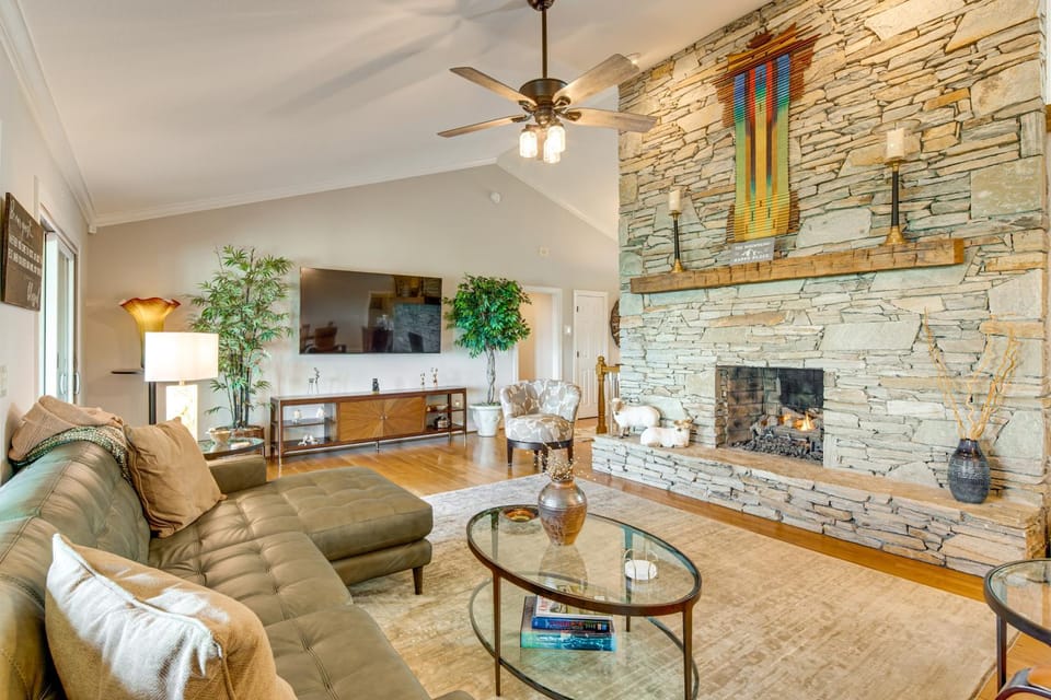 Mtn-View Hilltop Home, 5 Mi to Hendersonville House in Laurel Park