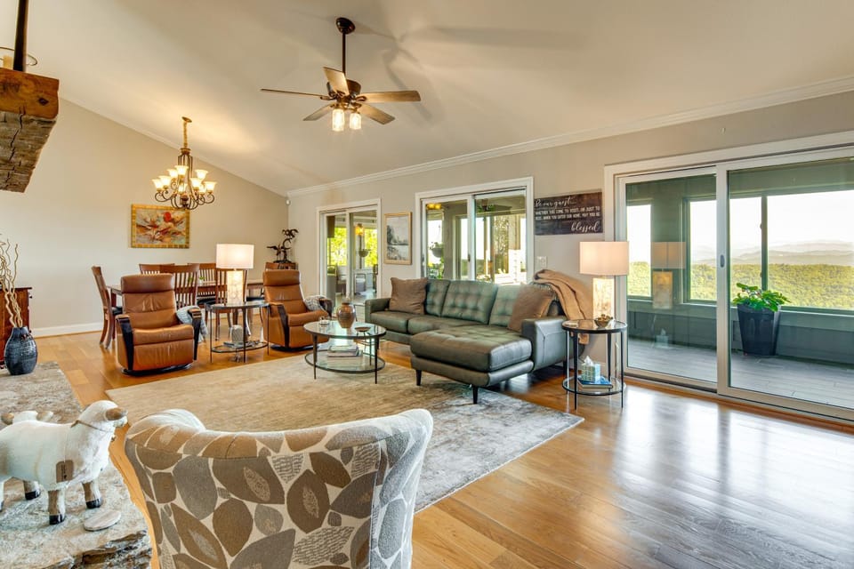 Mtn-View Hilltop Home, 5 Mi to Hendersonville House in Laurel Park