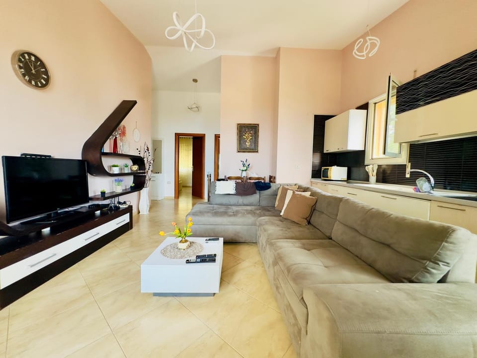 TV and multimedia, Living room, Seating area, Evening entertainment