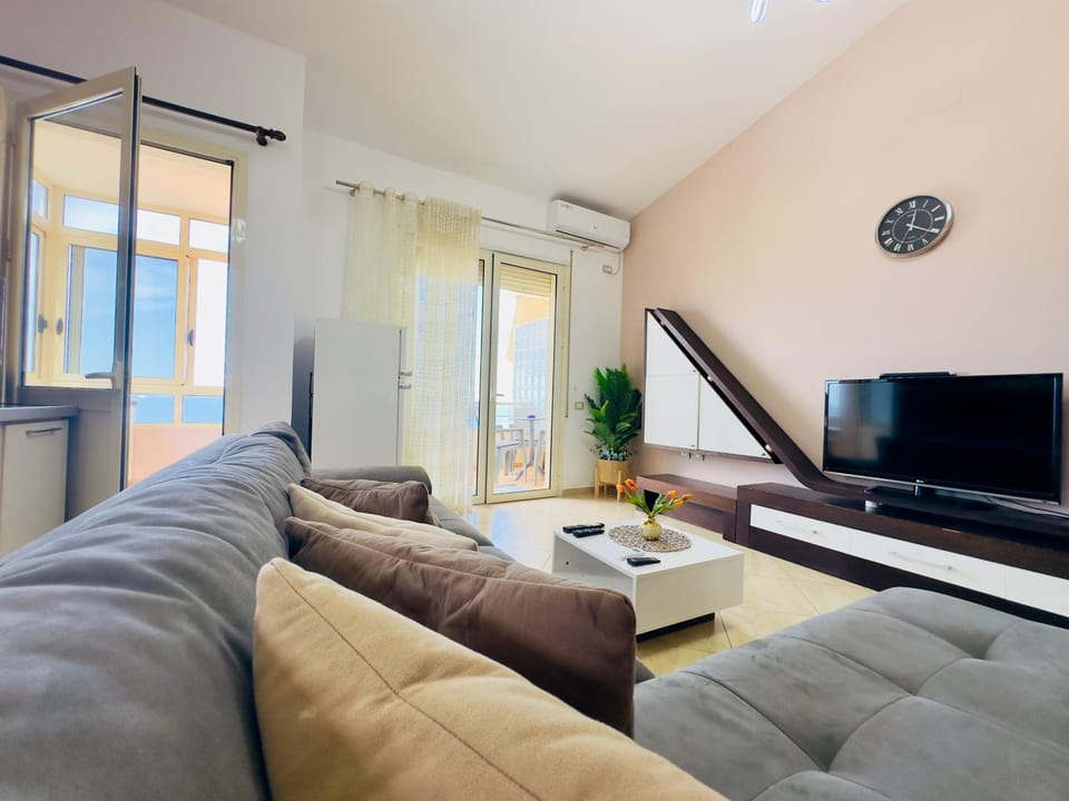 TV and multimedia, Living room, Seating area, Evening entertainment, air conditioner