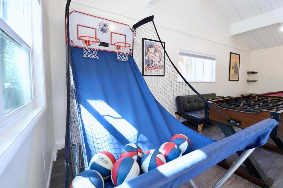 Starry Lodge- Spa, GameRoom, Walk to Marina, Dogs Ok Villa in Big Bear