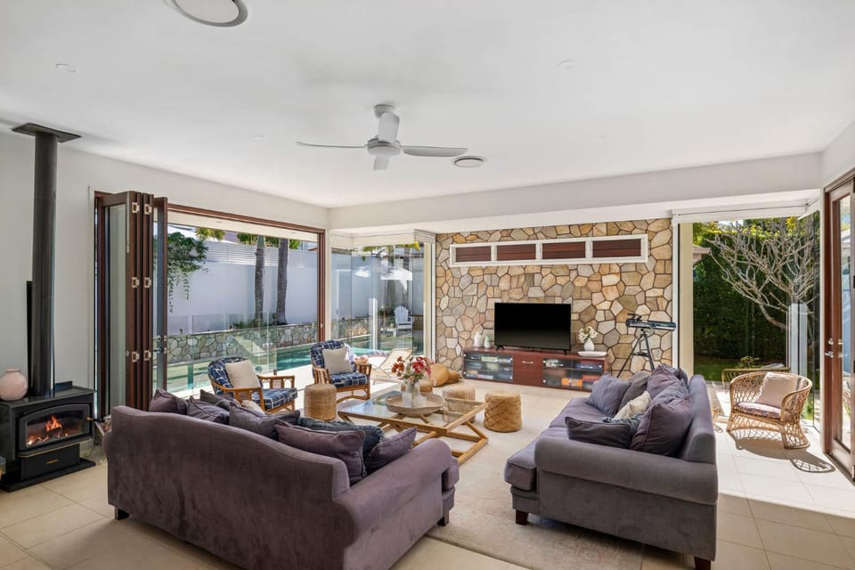 Spacious Coastal Luxury - Steps to Beach House in Sunshine Coast