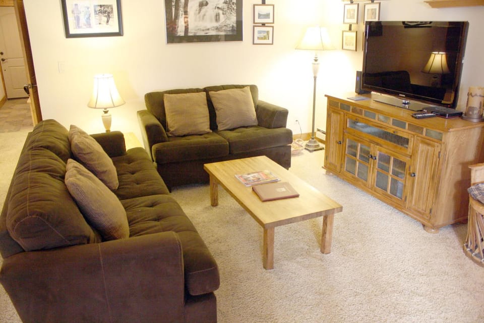 Park Place #C-104 - Walk to Town and the Lifts - Pool and Hot Tub Access House in Breckenridge