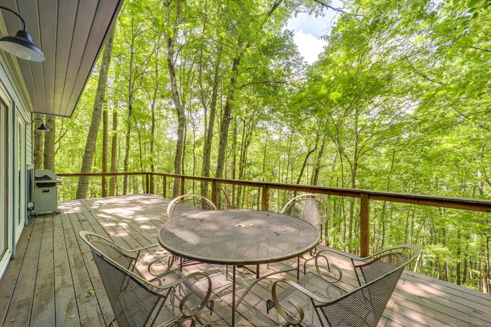 Resort Perks & Game Room! Group Escape in Deep Gap House in Watauga