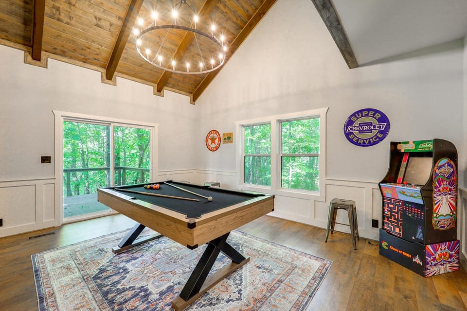 Resort Perks & Game Room! Group Escape in Deep Gap House in Watauga