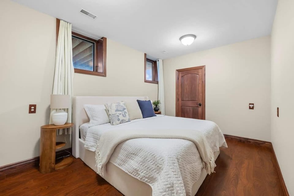 New Glasgow Pool House - Indoor Pool - Sleeps 14 House in Prince Edward County