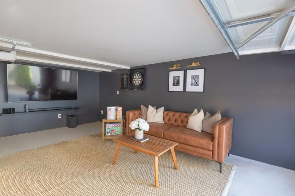 Spacious & Stylish Home in heart of Glendale House in Glendale