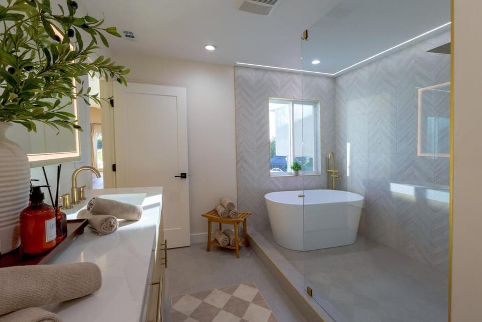 Spacious & Stylish Home in heart of Glendale House in Glendale